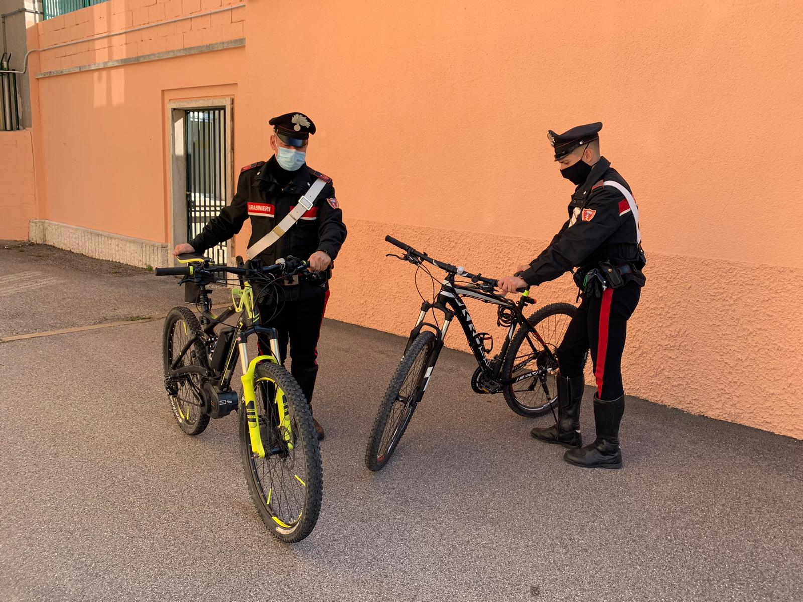 Rubano bici da 9mila euro a Bardolino, fermati in viale Venezia a Verona