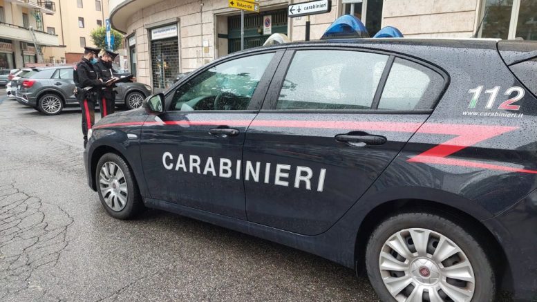 Evade dagli arresti domiciliari, i carabinieri lo portano in carcere a ...