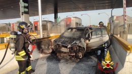 auto in fiamme