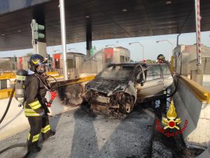 auto in fiamme