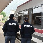 Ruba un trolley su un treno e tenta la fuga in autobus: arrestato 23enne