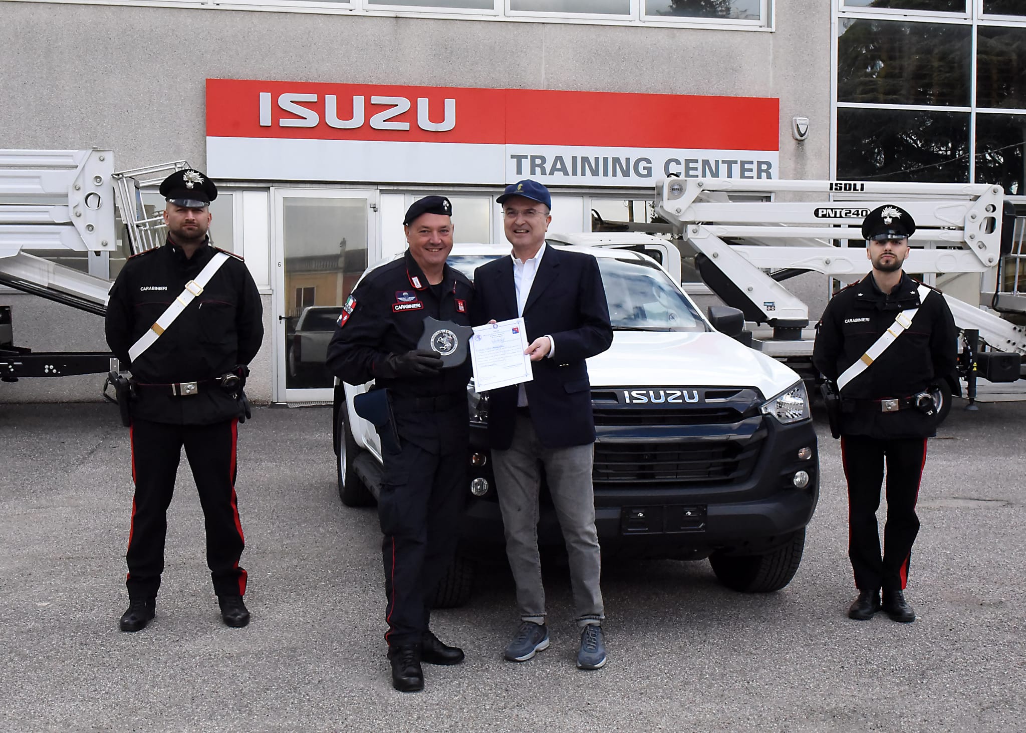 Cerea, l'Isuzu dona un furgone ai carabinieri per la Croce rossa kosovara