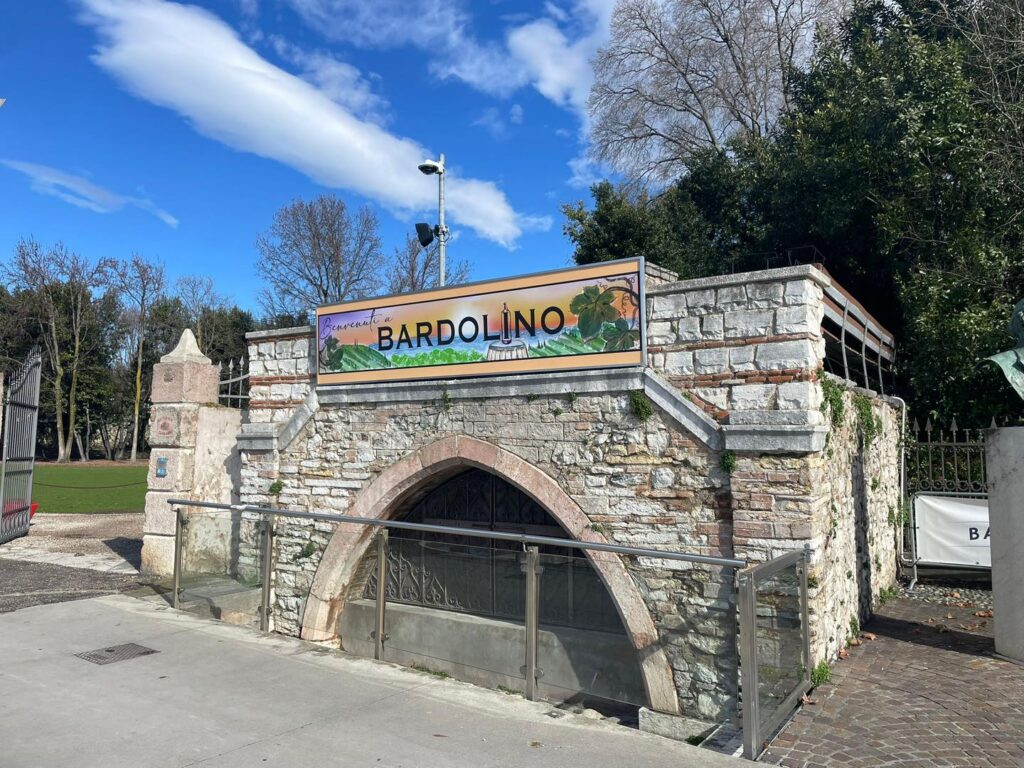 Nuova insegna benvenuto Bardolino darsena lungolago
