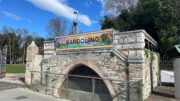 Nuova insegna benvenuto Bardolino darsena lungolago