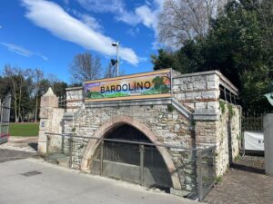 Nuova insegna benvenuto Bardolino darsena lungolago
